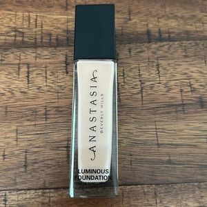 Anastasia luminous foundation 130N